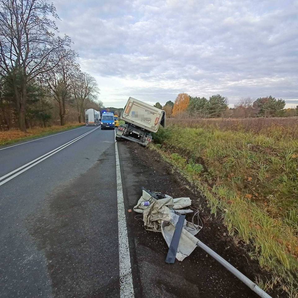 Czołowe zderzenie dwóch ciężarówek na DK74. Utrudnienia i objazdy