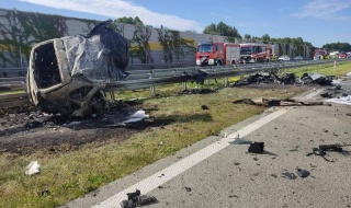 Śmiertelny wypadek na trasie S8. Po. zderzeniu BMW i lawety, jeden z pojazdów stanął w płomieniach [Foto]