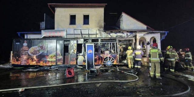 Wybuch rozerwał lokal, pożar dopełnił zniszczenia. Kebab w Korytnicy spłonął [Foto]