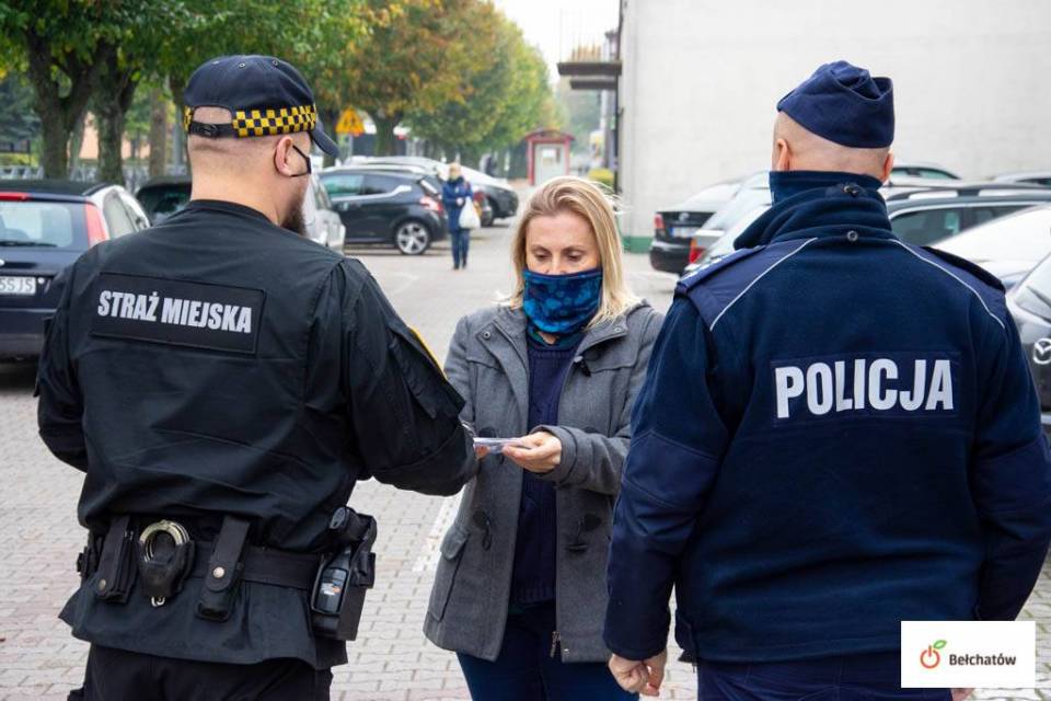 Strażnicy miejscy łączą siły z policją. Akcja rozdawania maseczek