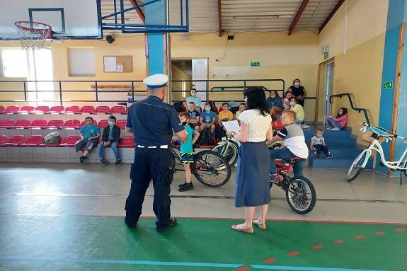 Policjanci przeprowadzili egzamin na kartę rowerową dla dzieci ze Szkoły Podstawowej w Uniejowie