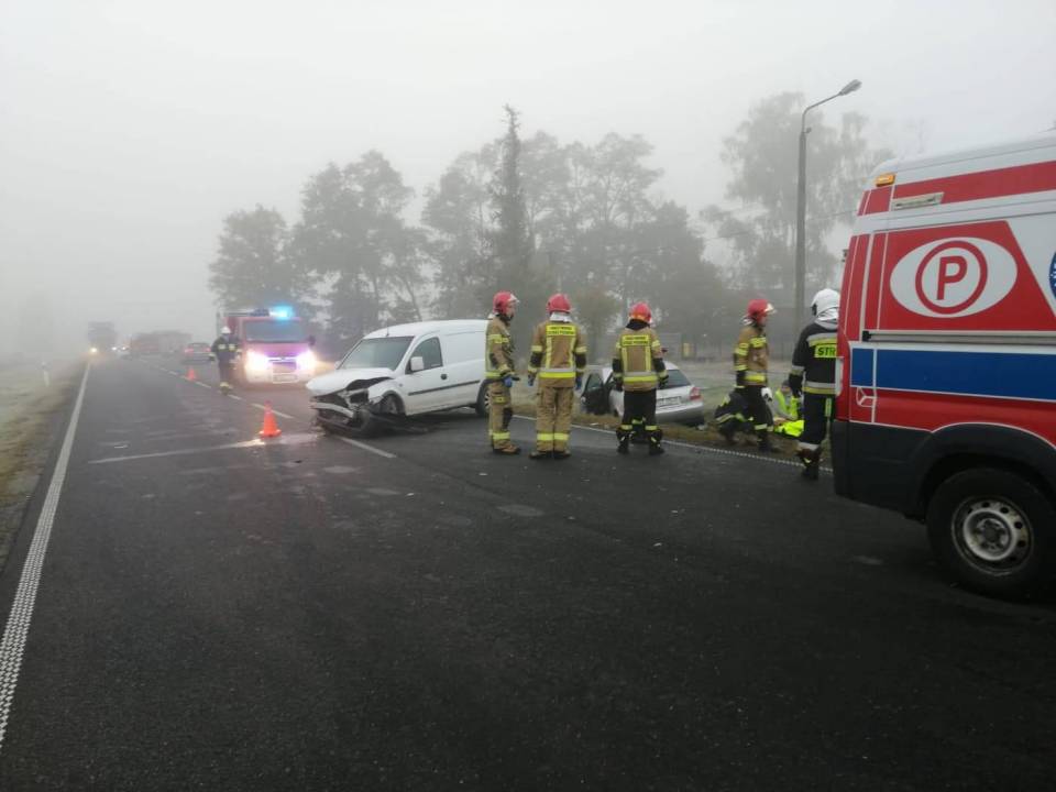 Czołowe zderzenie w Karczmach. Dwie kobiety trafiły do szpitala