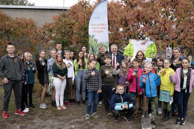 W gminie Nieborów zasadzono kolejne "Owoce pamięci"