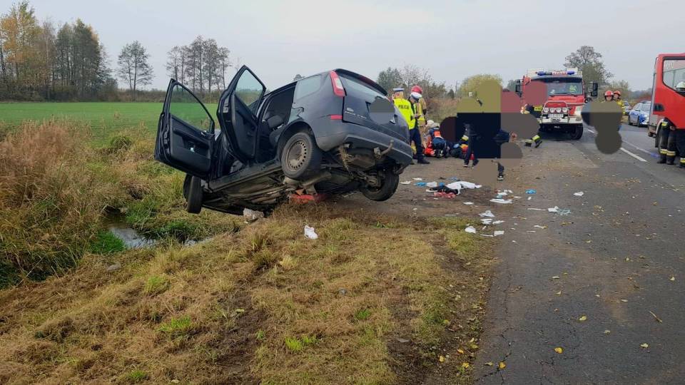 Groźny wypadek w gminie Piątek, kilka osób rannych. Na miejscu lądowałī dwa śmigłowce LPR