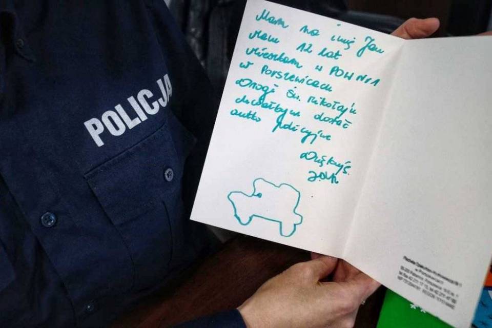 Pabianice: Wręczają nie tylko mandaty, ale i prezenty! Policjanci w akcji "Paczuszka dla Maluszka"