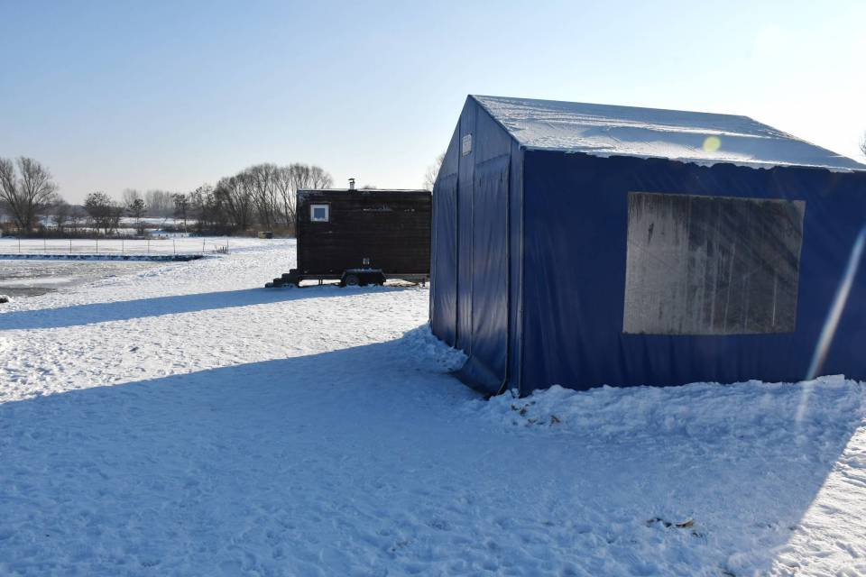 Zimowe kąpiele bardziej komfortowe! Na "Słoneczku" stanął namiot dla morsów