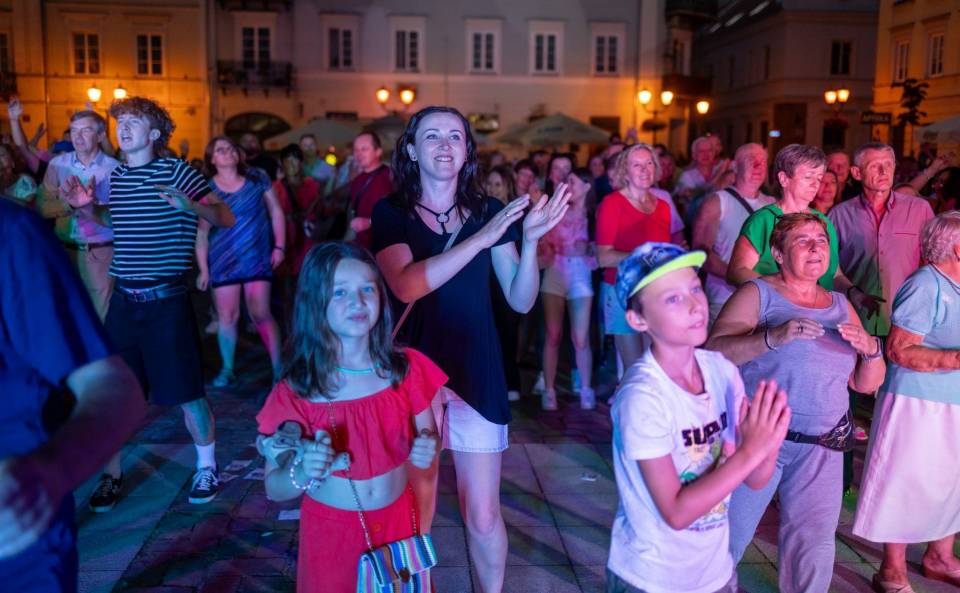 Tłumy mieszkańców bawiły się Piotrkowskiej Potańcówce! Trybunalski Rynek miejscem wspaniałych tanecznych popisów [Foto]