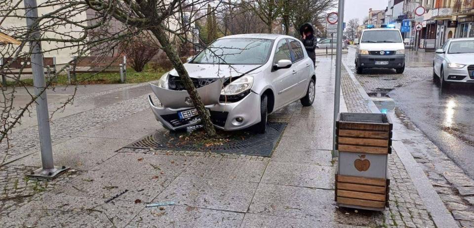 "Zaparkowane" na drzewie auto, kierowcy brak... Co się stało przy pl. Narutowicza? [Foto]