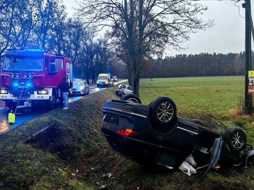 Wymusiła pierwszeństwo, doprowadziła do zderzenia. Finał dwie osobówki w rowach [Foto]