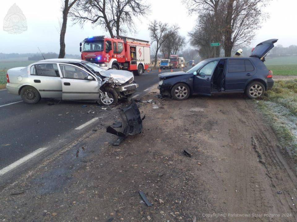 Wypadek na DK 42: Trzy osoby w szpitalach, w tym dwoje dzieci. Na miejscu interweniował LPR, droga jest zablokowana [Foto]