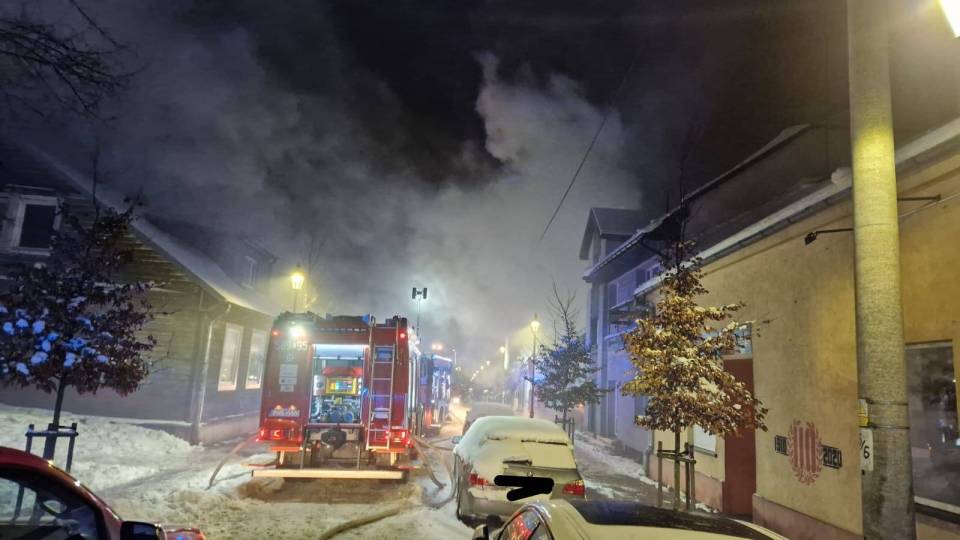 Nocny pożar w Zgierzu, płonął budynek mieszkalny. Działania trwały kilka godzin