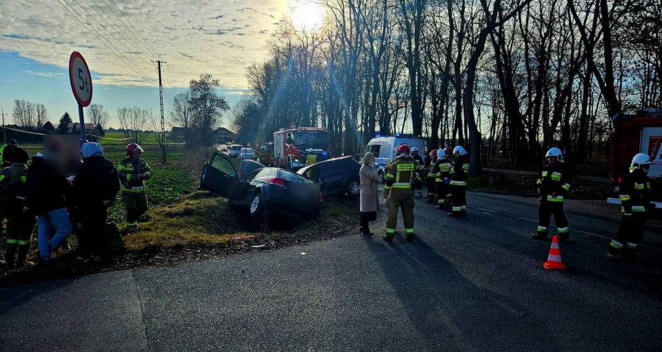 Kierowca VW skręcał, Audi wyprzedzało - finał oba pojazdy roztrzaskane w rowie!