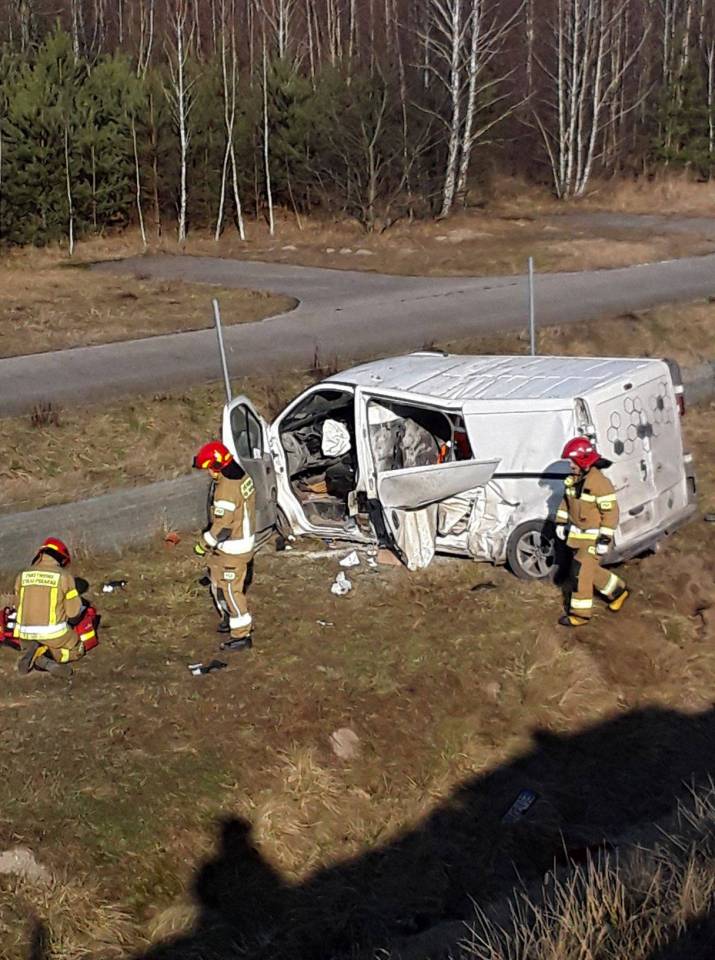 Wypadek na S8: Kierowca busa przebił bariery i wypadł z trasy. Prawdopodobnie zasnął za kierownicą [Foto]