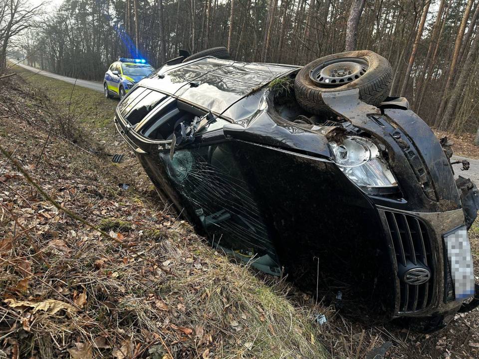 Wjechał do rowu, kiedy na miejscu pojawiła się policja szybko jasnym się stało co było przyczyną dachowania [Foto]