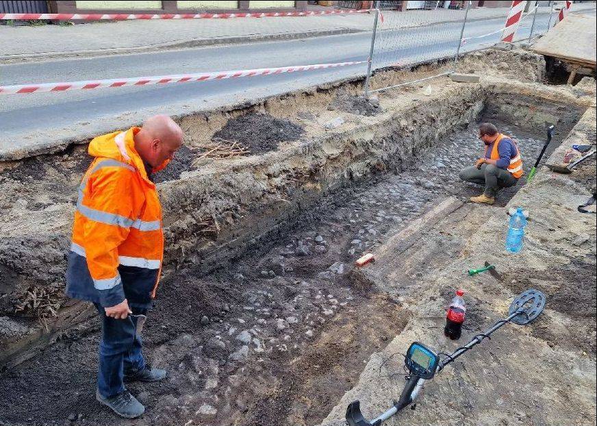 Remontują drogę, odkryli skarby sprzed kilku wieków! Jest tego całkiem sporo [Foto]