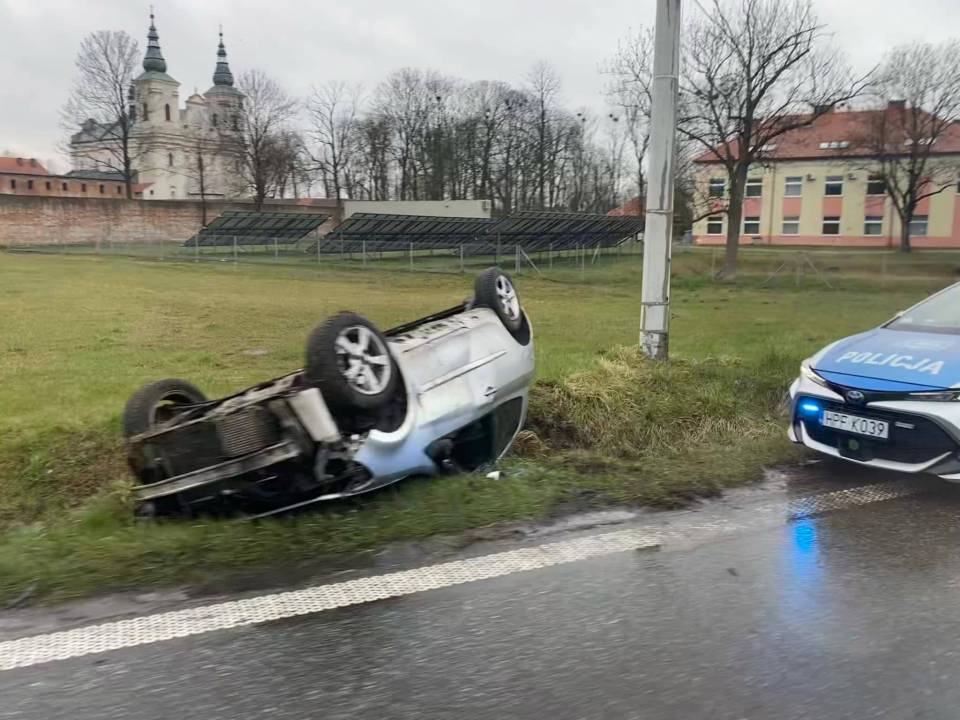 Groźny wypadek w Paradyżu, dachowało auto. Na miejscu wszystkie służby ratunkowe