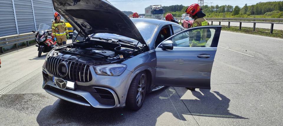 Autostrada A1: Stracił kontrolę i roztrzaskał mercedesa za kilkaset tysięcy złotych! 51-latek dostał też mandat