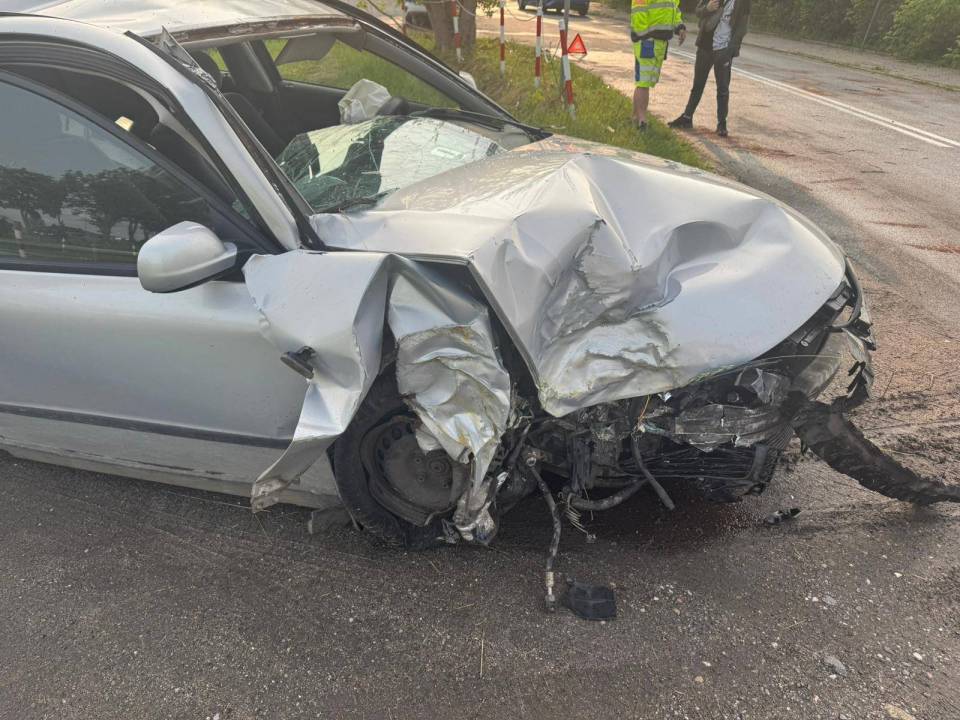 20-letni kierowca uderzył VW w drzewo. Niedostosowanie prędkości przyczyną groźnego zdarzenia w Kudrowicach [Foto]
