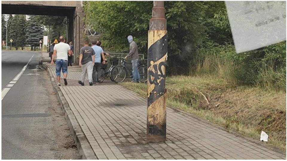 17-latek bez kasku uderzył w słup! Śmigłowiec w akcji ratunkowej