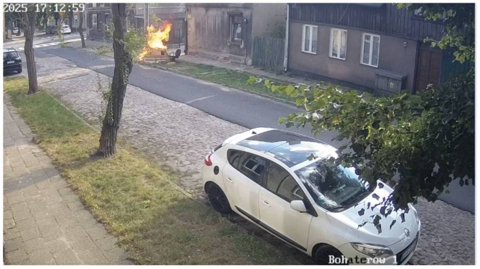 Podpalenie w oku kamery. Mężczyzna wzniecił ogień i odszedł jak gdyby nigdy nic [Wideo]