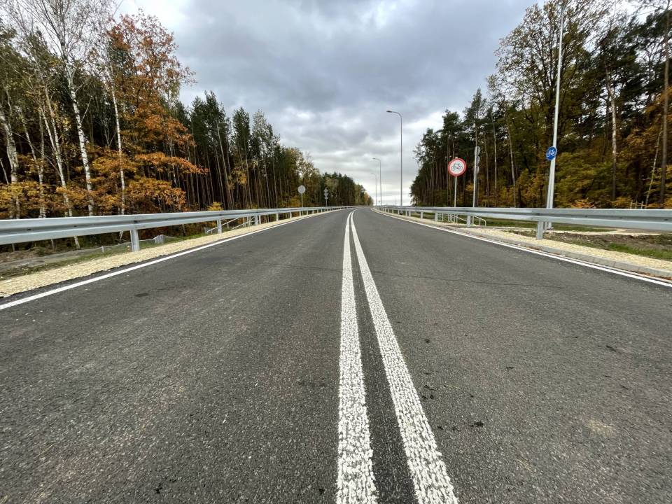 Kierowcy nie czekają na otwarcie obwodnicy! Policja reaguje: 5 tys. zł mandatu za jazdę po… placu budowy