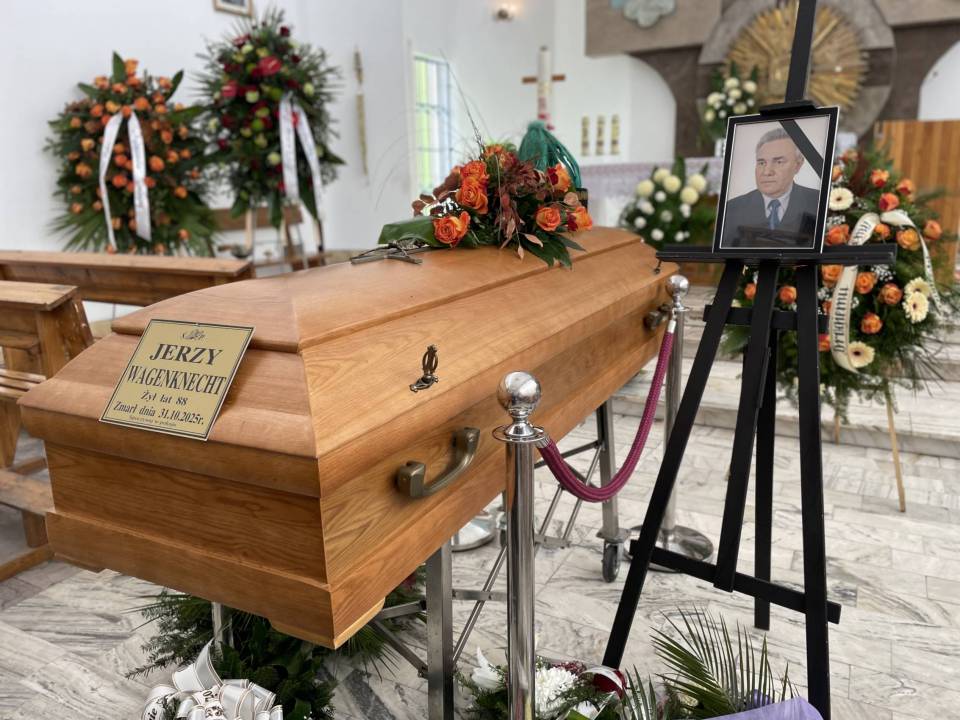 Ostatnie pożegnanie Jerzego Wagenknechta. Na bełchatowskim cmentarzu morze górniczych pióropuszy [Foto]