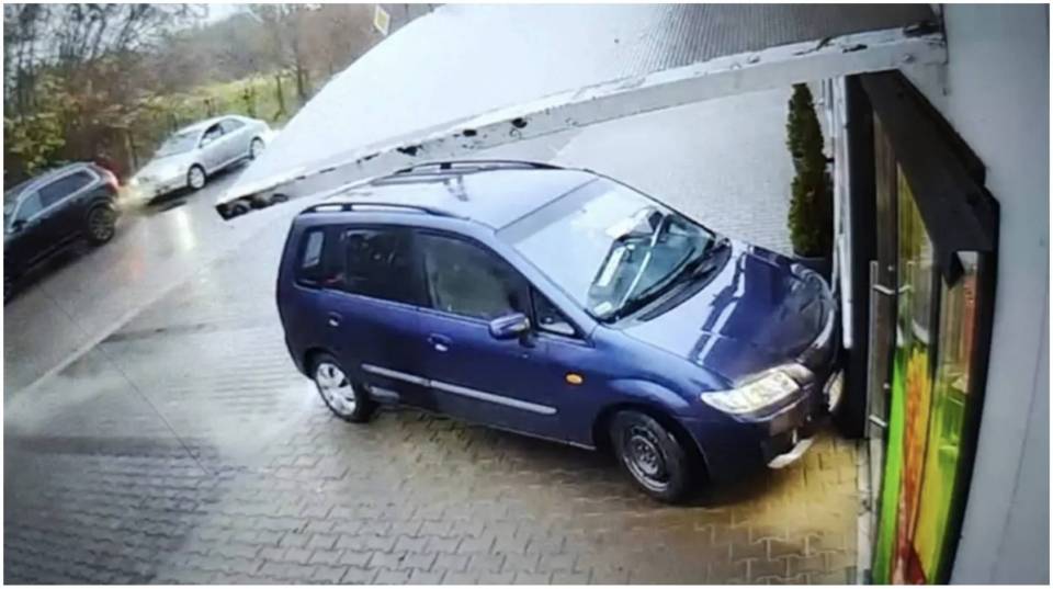 Cztery promile i… wjazd w sklep - kierowca pomylił biegi w Radomsku