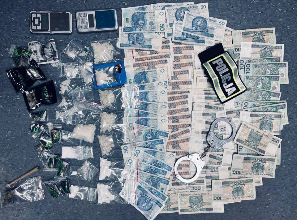 Ponad kilogram narkotyków i duża suma gotówki. Para ze Zgierza i Łodzi trafiła do aresztu [Foto]
