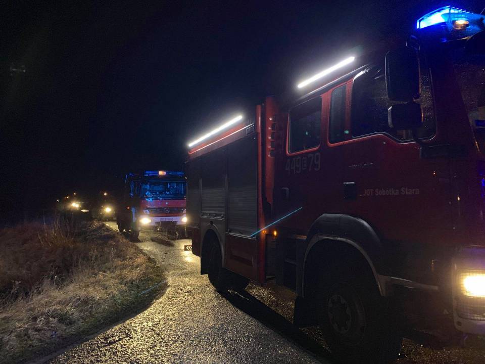 Duży pożar w gminie Uniejów, w akcji kilkanaście zastępów strażaków