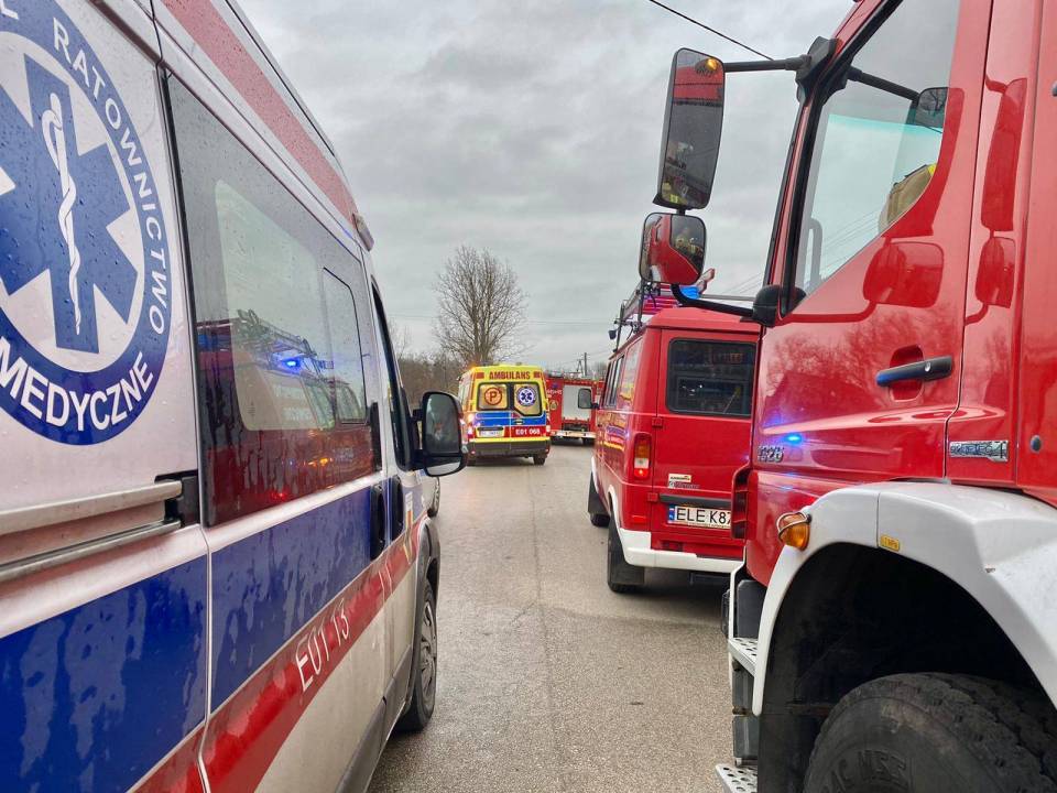 Koszmarny wypadek w gminie Widawa. Jedna osoba nie żyje, kilka jest rannych